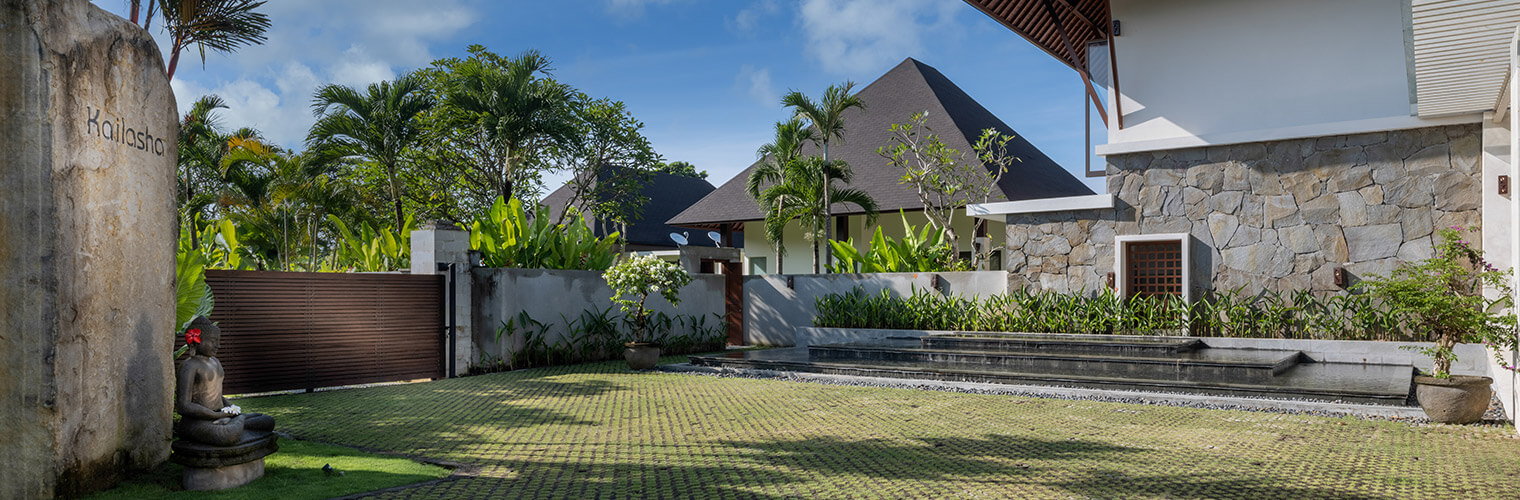 Villa Kailasha - gate and parking